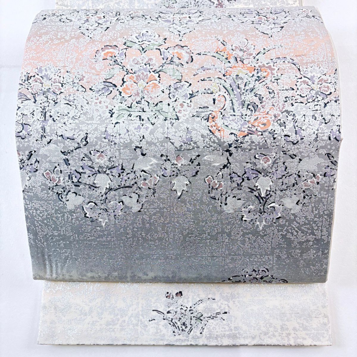 【美品】 袋帶 逸品級 落款 牛首紬織 草花紋紋 金銀彩 灰白色 お太鼓柄 純蠶絲