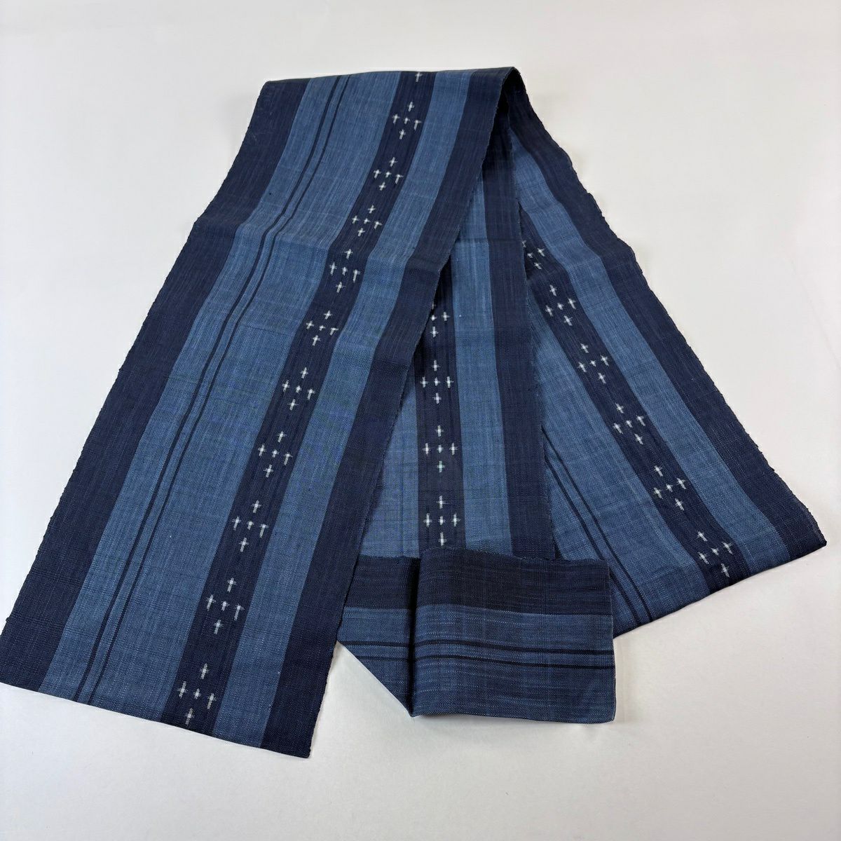 名古屋帶 逸品級 附有落款 附有證書 能登上布 夏帶 松樹葉仕立 八寸名古屋帶 十字絣 縞 深藍 麻