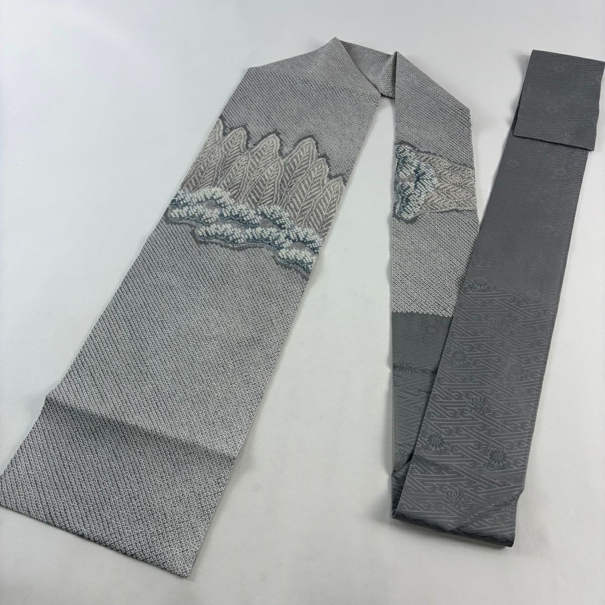 【美品】 名古屋帶 逸品級 樹木 松樹 絞染 灰色 純蠶絲