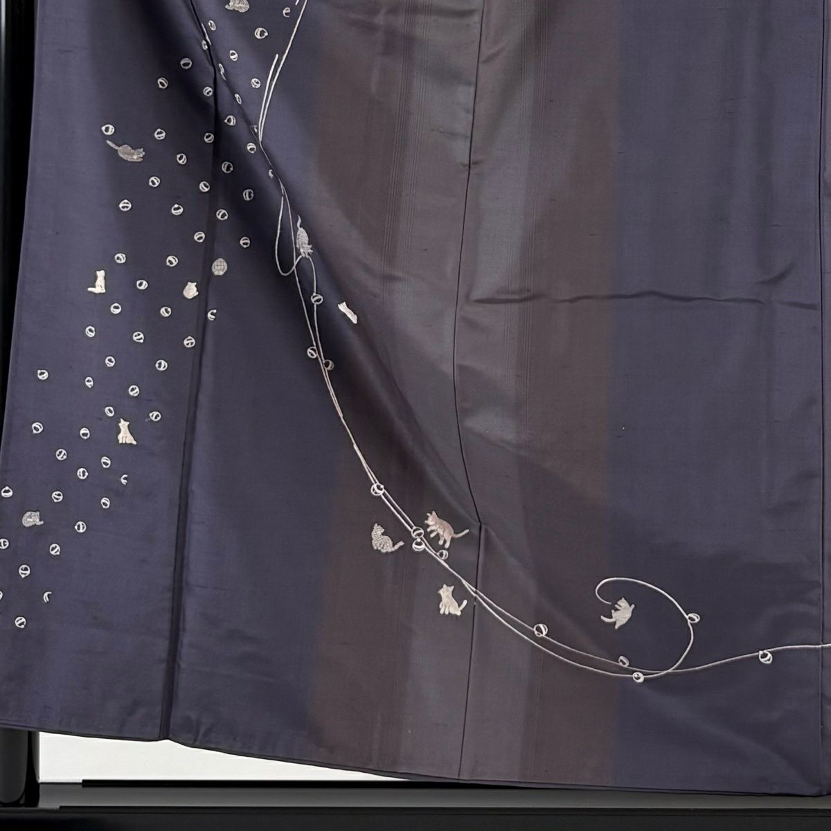 【美品】訪問服 身長158cm 袖長62cm S 雙層 紬織織 落款あり 貓 鈴 刺繡 灰紫 純蠶絲 逸品級