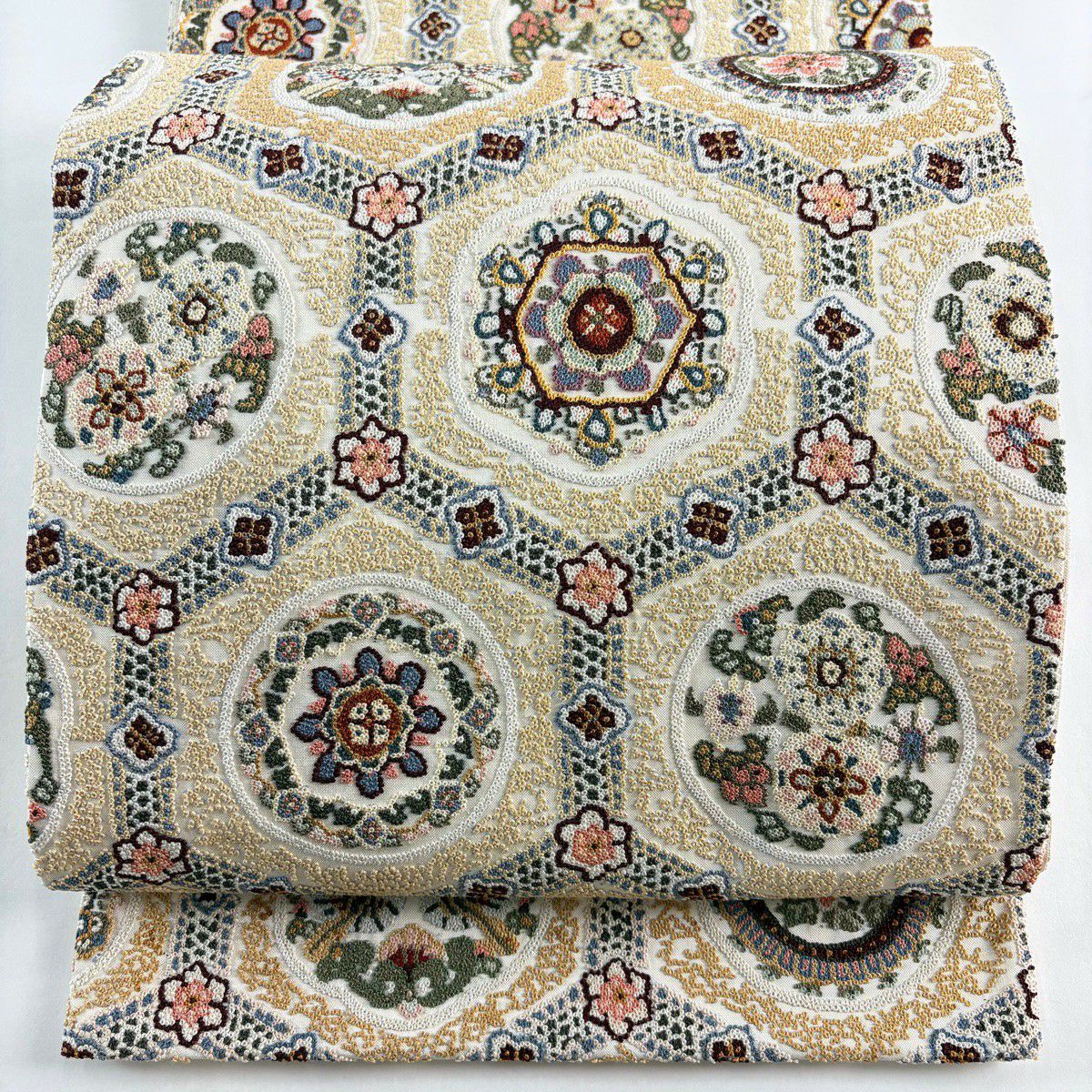 【美品】 袋帶 逸品級 龜甲華紋 鴛鴦 相良刺繡 米色 六通 純蠶絲