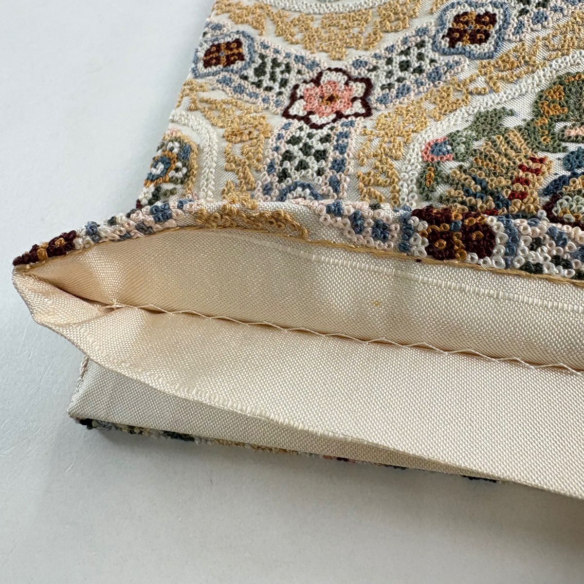 【美品】 袋帶 逸品級 龜甲華紋 鴛鴦 相良刺繡 米色 六通 純蠶絲