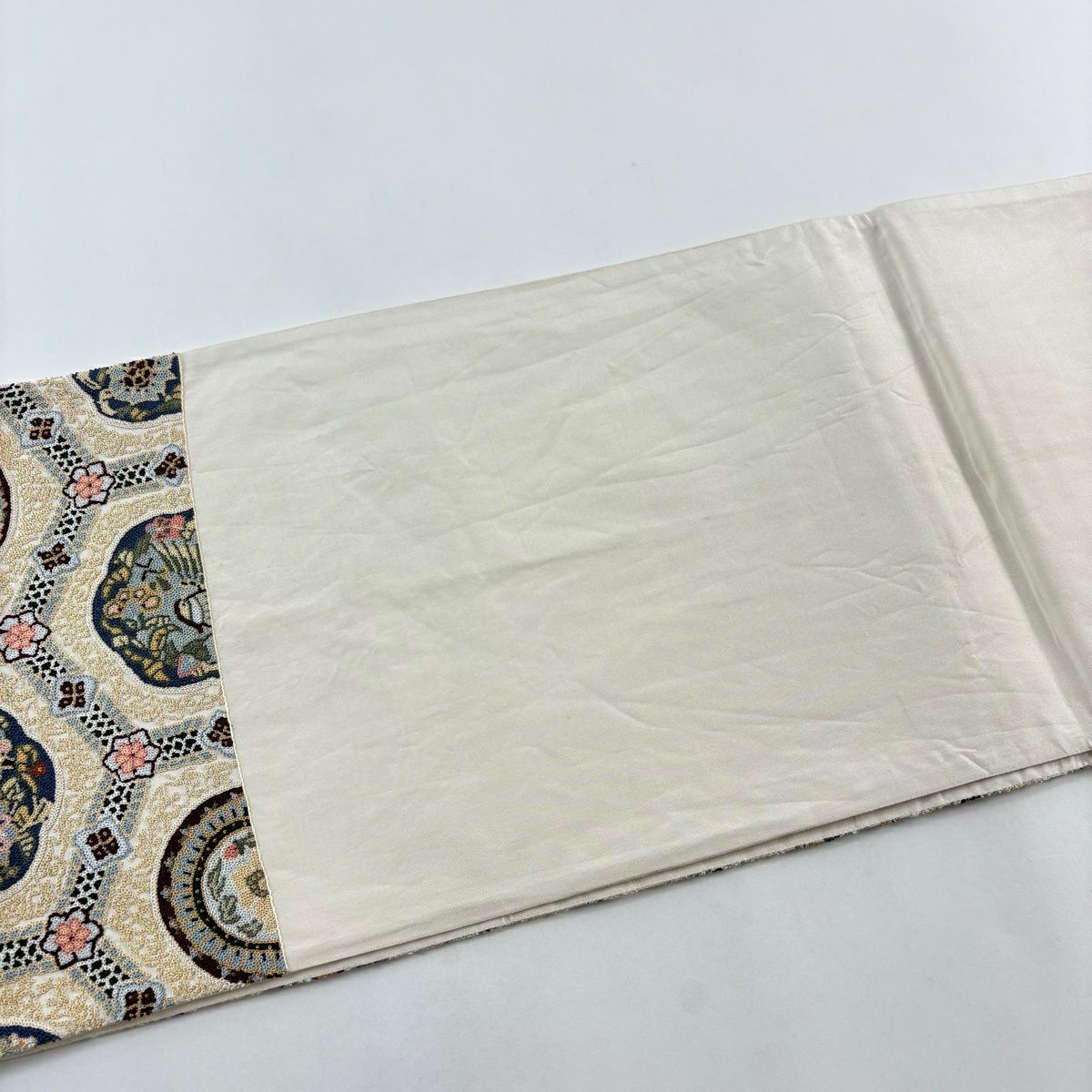 【美品】 袋帶 逸品級 龜甲華紋 鴛鴦 相良刺繡 米色 六通 純蠶絲