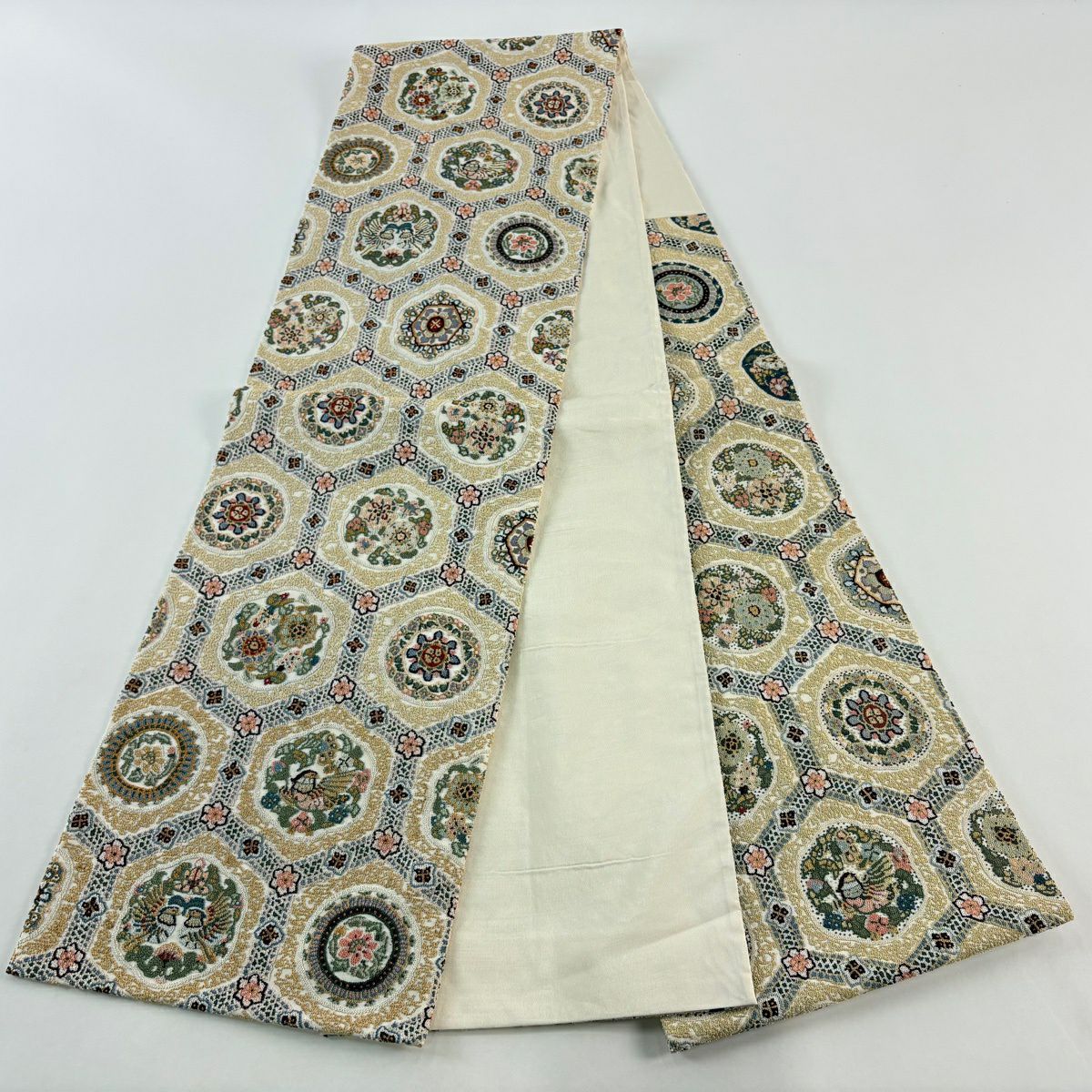 【美品】 袋帶 逸品級 龜甲華紋 鴛鴦 相良刺繡 米色 六通 純蠶絲