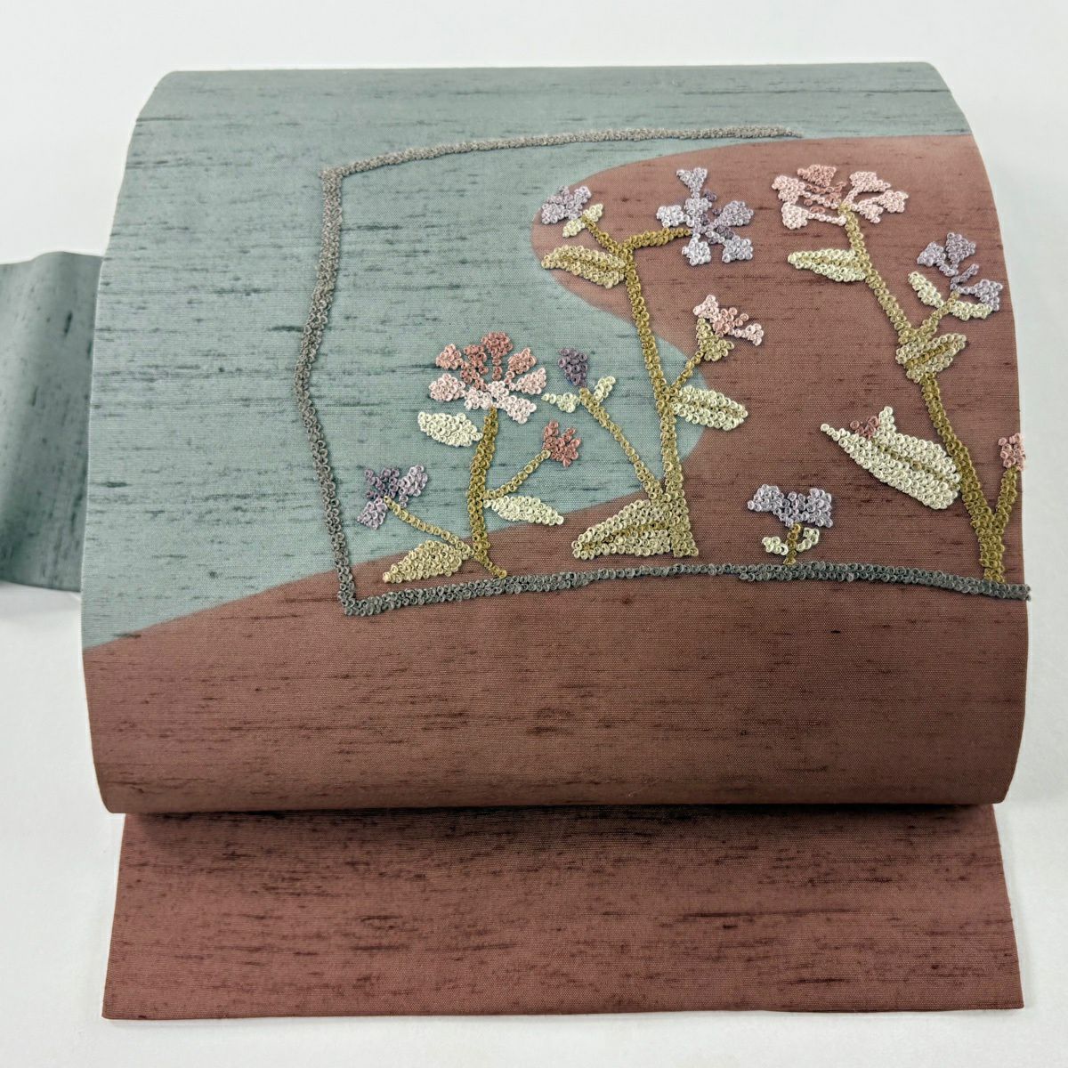 【美品】名古屋帶 優品級 紬織織 草花紋紋 雲霞 刺繡 小豆色 純蠶絲