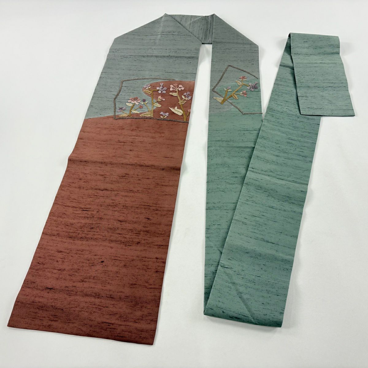 【美品】名古屋帶 優品級 紬織織 草花紋紋 雲霞 刺繡 小豆色 純蠶絲