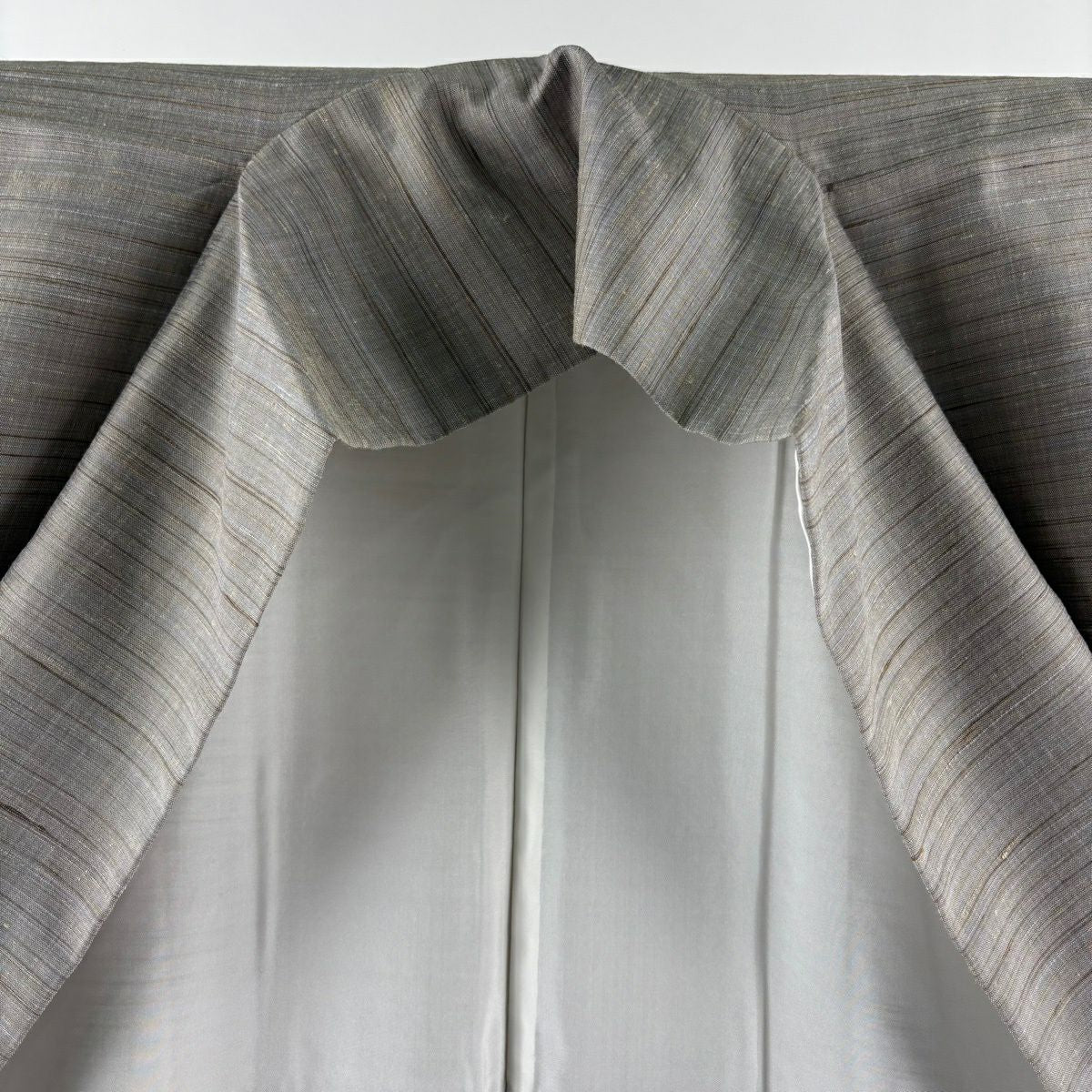 【美品】 塩沢紬織 身長166cm 袖長66cm M 雙層 紫陽花染 證書あり 橫條 灰茶 純蠶絲 逸品級