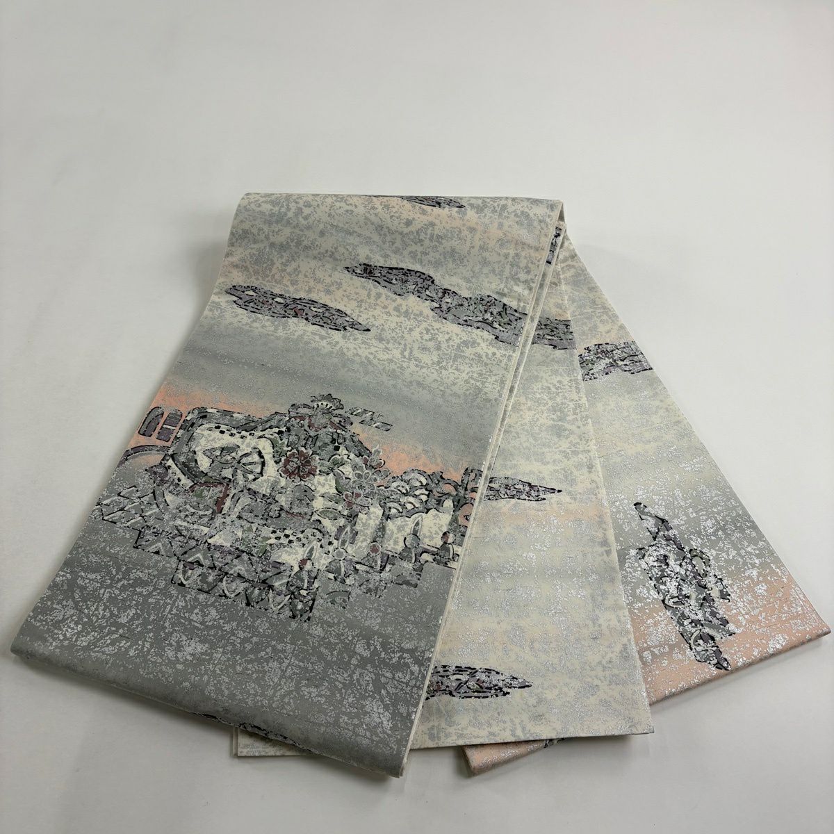 【美品】 袋帶 逸品級 落款 牛首紬織地 狩獵文 草花紋紋 金銀彩 銀色 大鼓圖案 純蠶絲