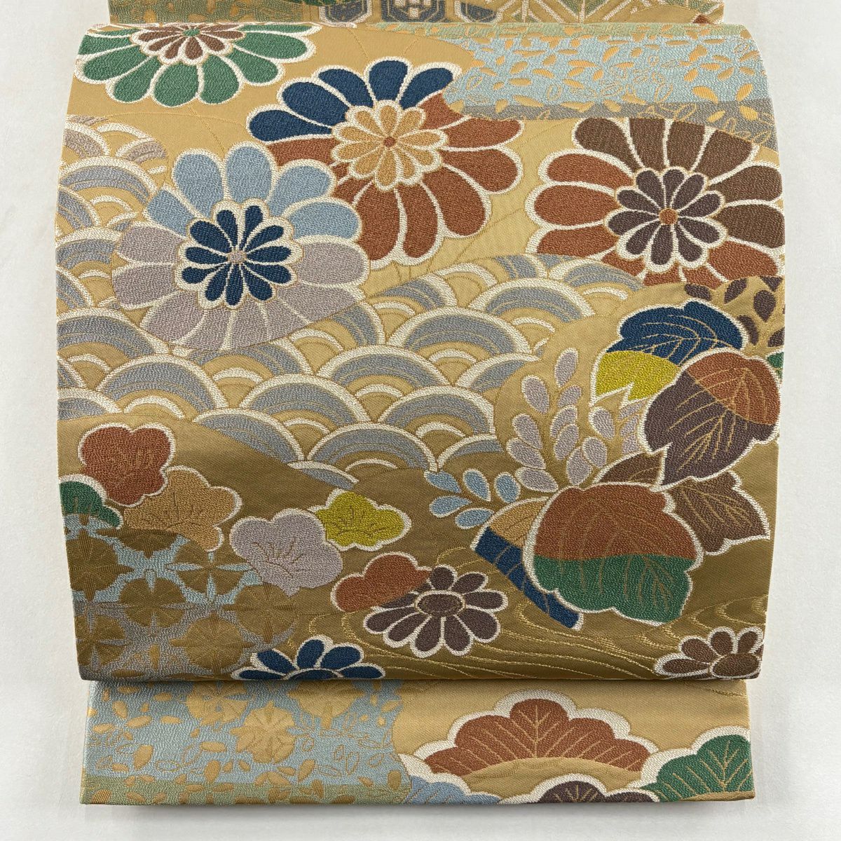 【美品】 袋帶 逸品級 白綾苑大庭 落款あり 菊花 青海波 金金箔 薄茶 六通 純蠶絲