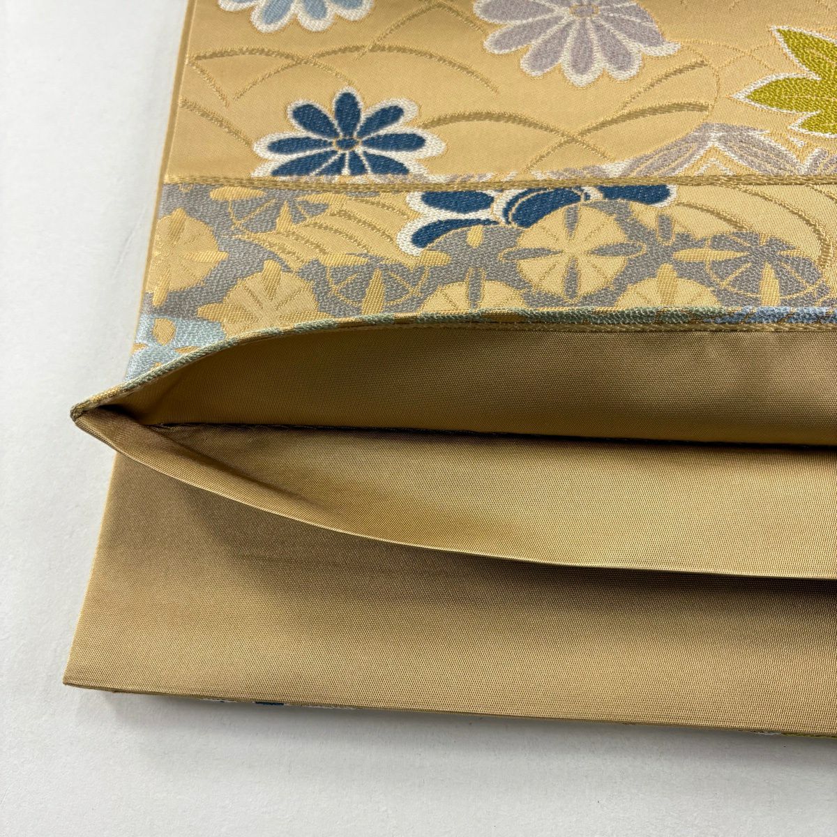 【美品】 袋帶 逸品級 白綾苑大庭 落款あり 菊花 青海波 金金箔 薄茶 六通 純蠶絲