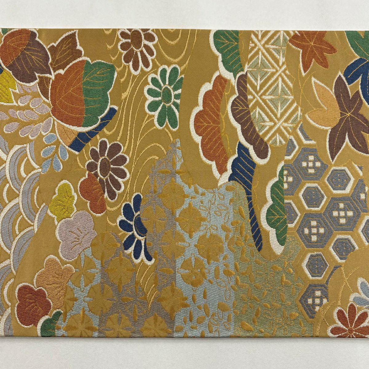 【美品】 袋帶 逸品級 白綾苑大庭 落款あり 菊花 青海波 金金箔 薄茶 六通 純蠶絲
