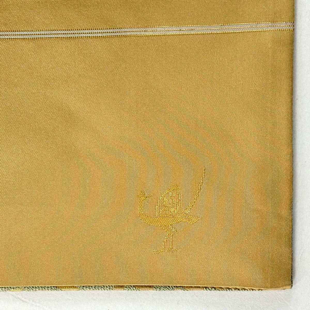 【美品】 袋帶 逸品級 白綾苑大庭 落款あり 菊花 青海波 金金箔 薄茶 六通 純蠶絲