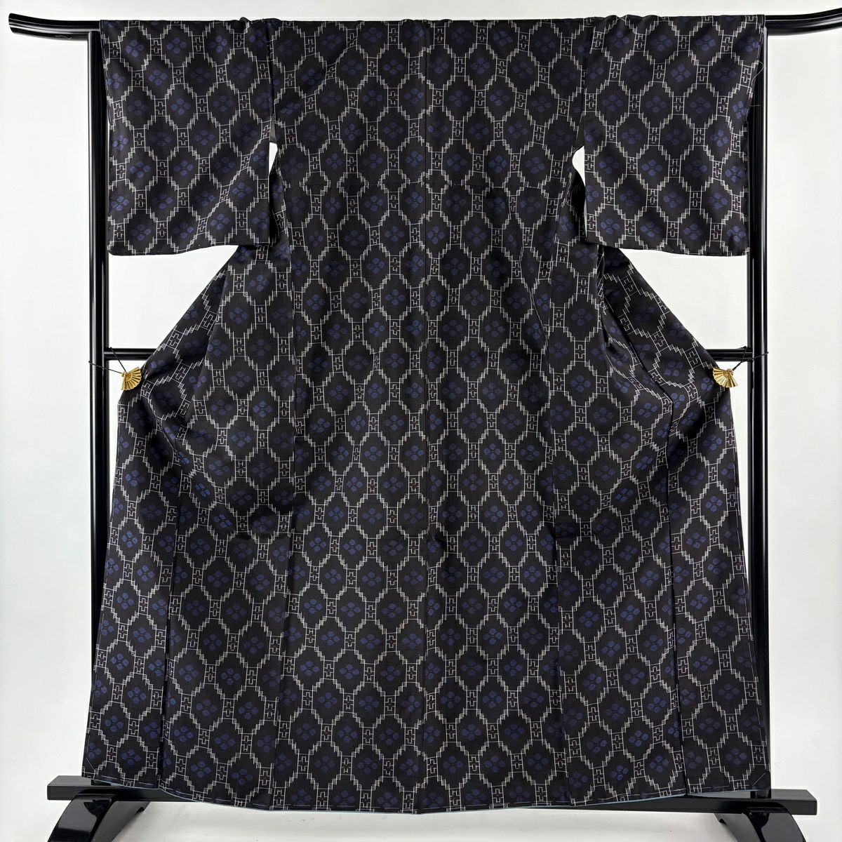【美品】 紬織 身長161.5cm 袖長66cm M 雙層 琉球絣 證書齊全 花 幾何圖案 墨色 純蠶絲 逸品級
