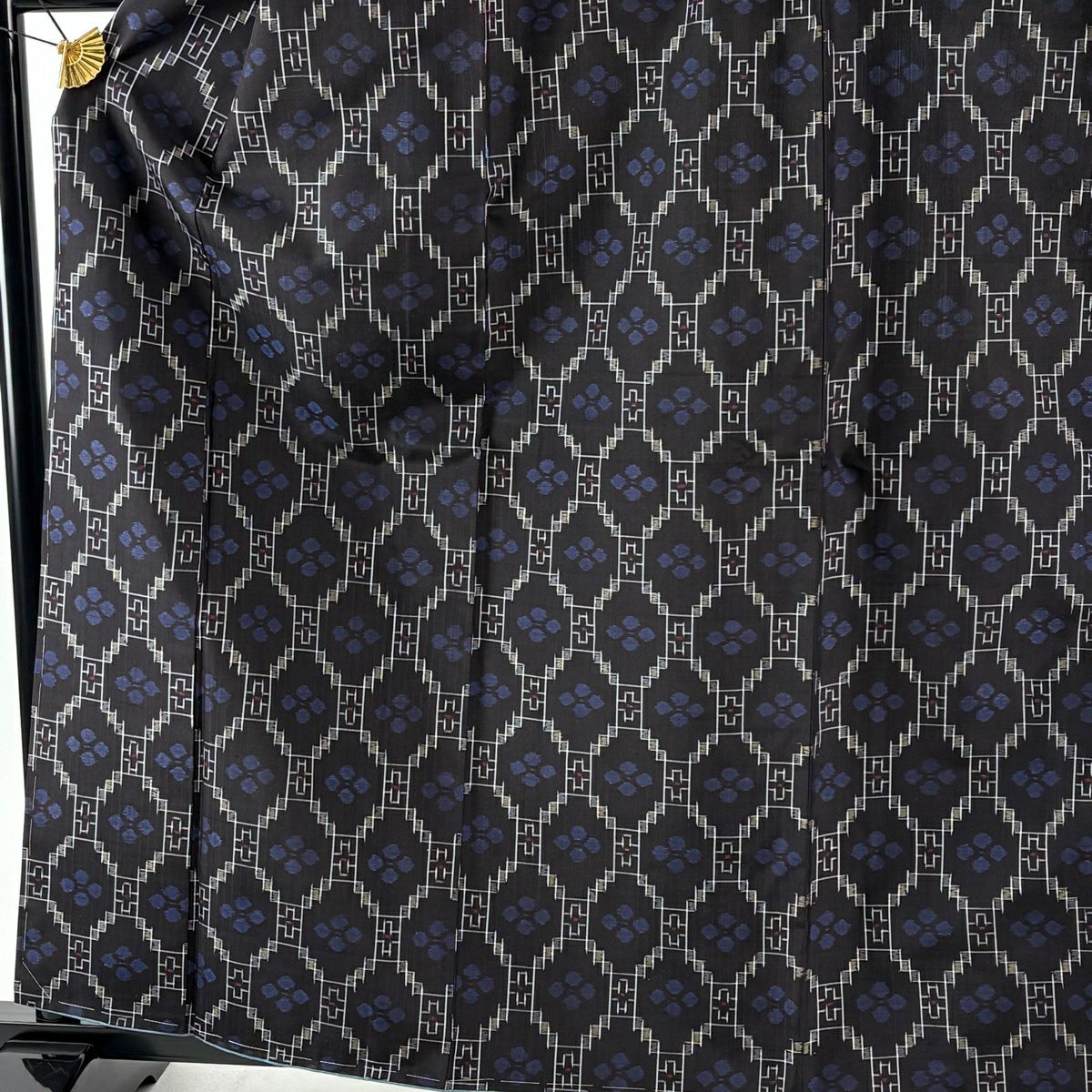 【美品】 紬織 身長161.5cm 袖長66cm M 雙層 琉球絣 證書齊全 花 幾何圖案 墨色 純蠶絲 逸品級