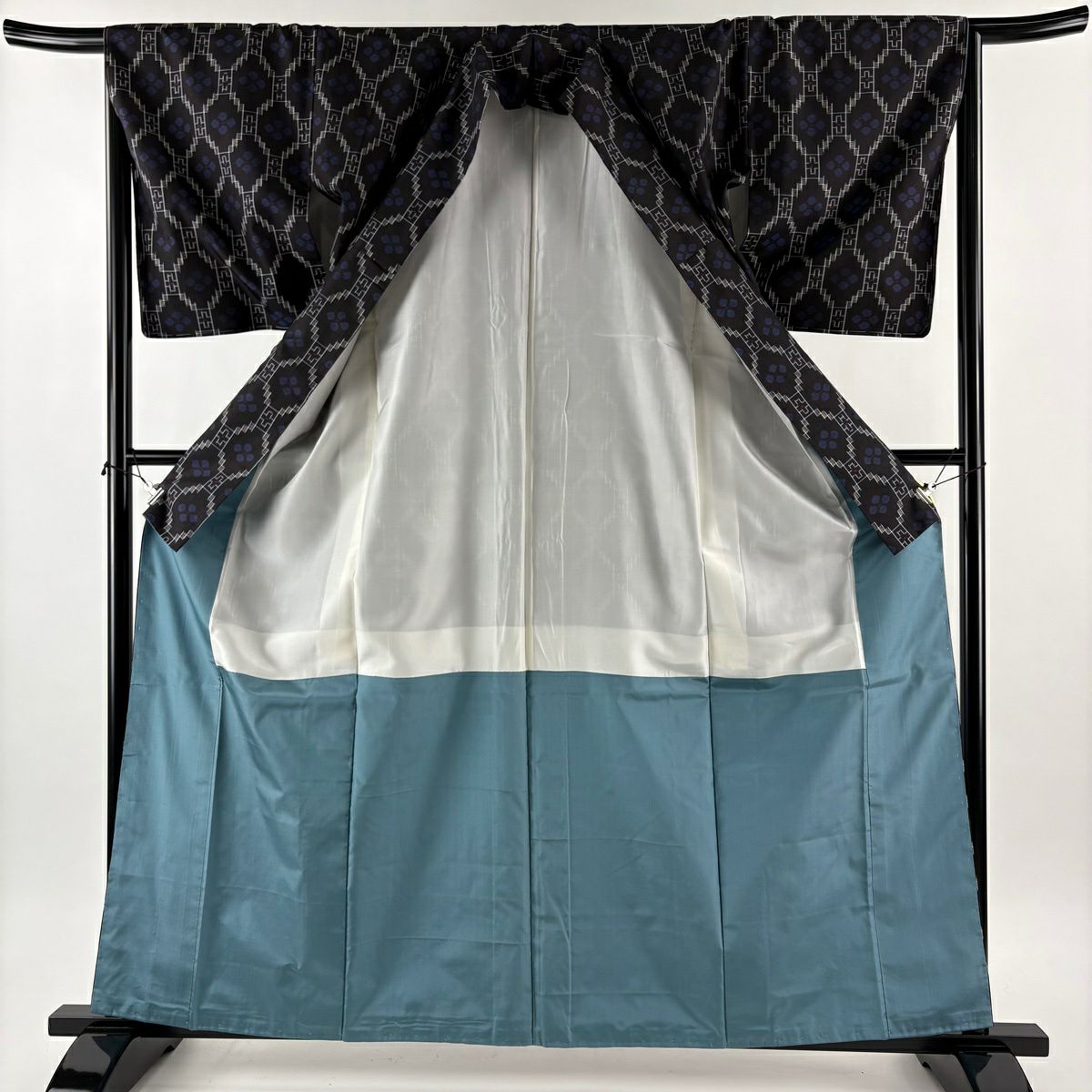 【美品】 紬織 身長161.5cm 袖長66cm M 雙層 琉球絣 證書齊全 花 幾何圖案 墨色 純蠶絲 逸品級