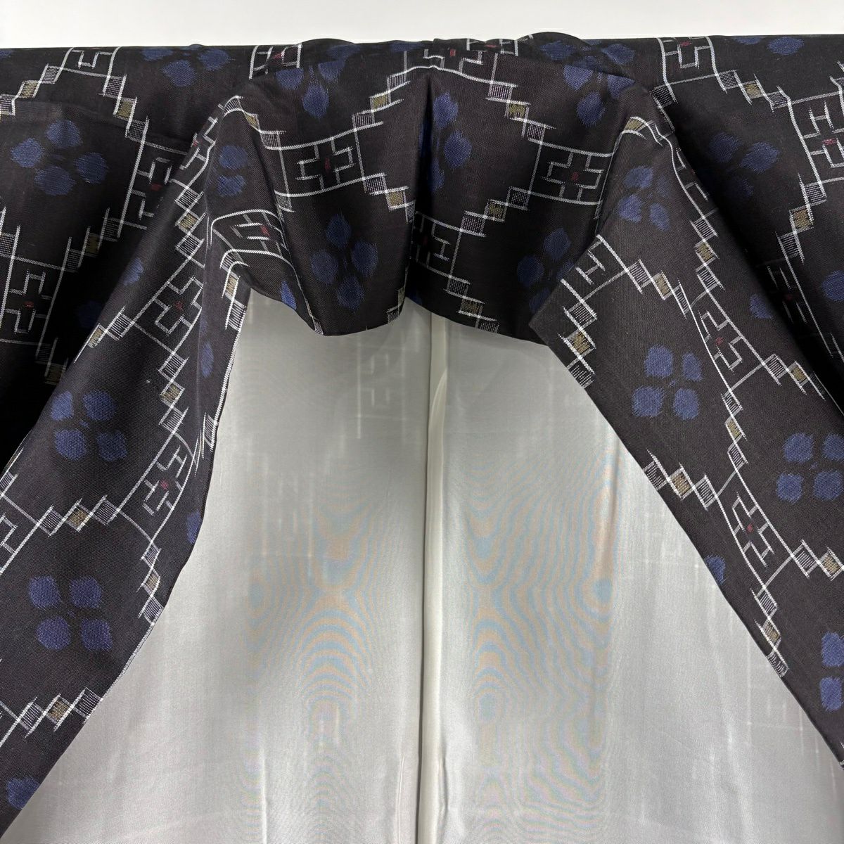 【美品】 紬織 身長161.5cm 袖長66cm M 雙層 琉球絣 證書齊全 花 幾何圖案 墨色 純蠶絲 逸品級