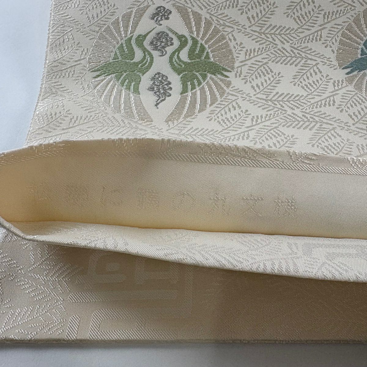 【美品】 袋帶 逸品級 松樹菱與仙鶴的圓文樣 唐織 銀線 奶油色 六通 純蠶絲