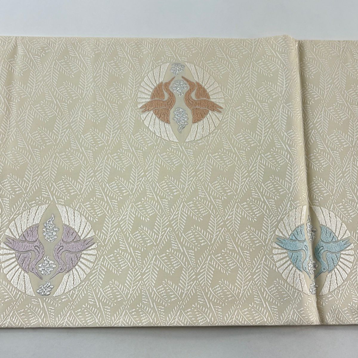 【美品】 袋帶 逸品級 松樹菱與仙鶴的圓文樣 唐織 銀線 奶油色 六通 純蠶絲