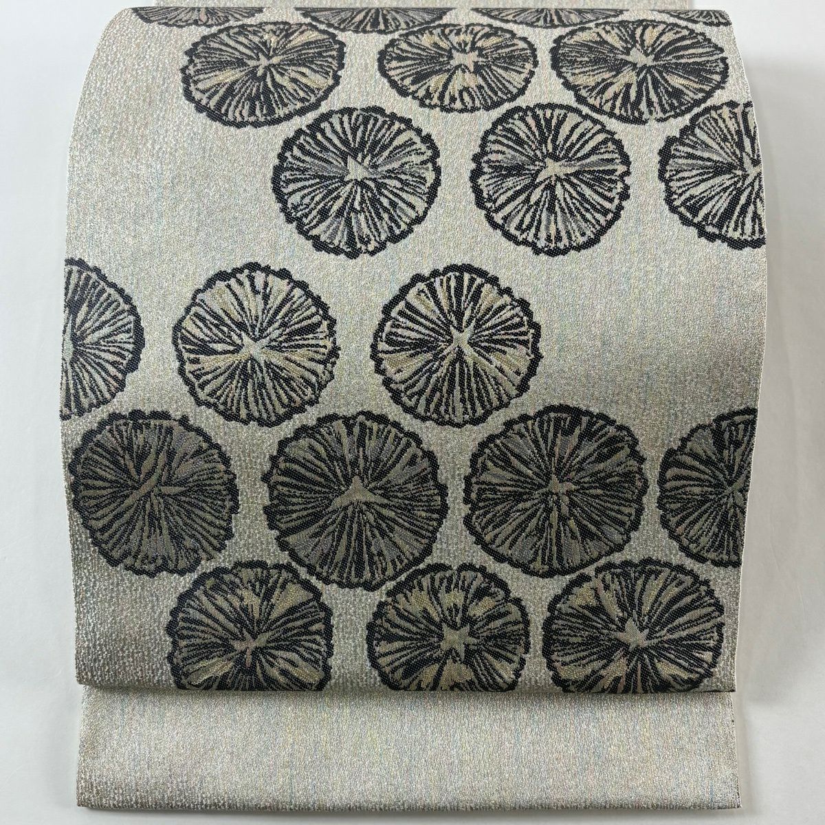 【美品】 袋帶 逸品級 服部織物 落款あり 西陣 花 金銀彩 灰白 お太鼓柄 純蠶絲