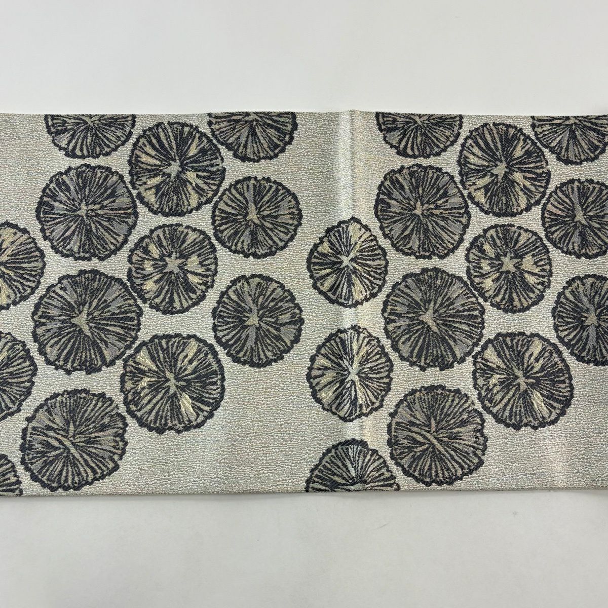 【美品】 袋帶 逸品級 服部織物 落款あり 西陣 花 金銀彩 灰白 お太鼓柄 純蠶絲