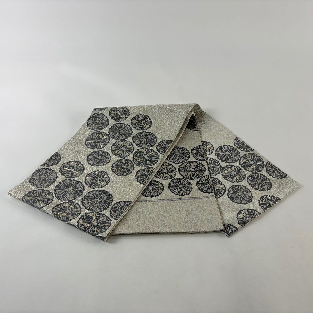 【美品】 袋帶 逸品級 服部織物 落款あり 西陣 花 金銀彩 灰白 お太鼓柄 純蠶絲
