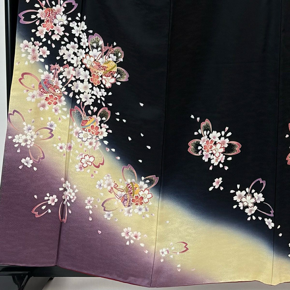 【美品】振袖禮服 身長158.5cm 袖長66.5cm M 雙層 鈴 櫻花 金絲 金銀彩 黑 純蠶絲 秀品級