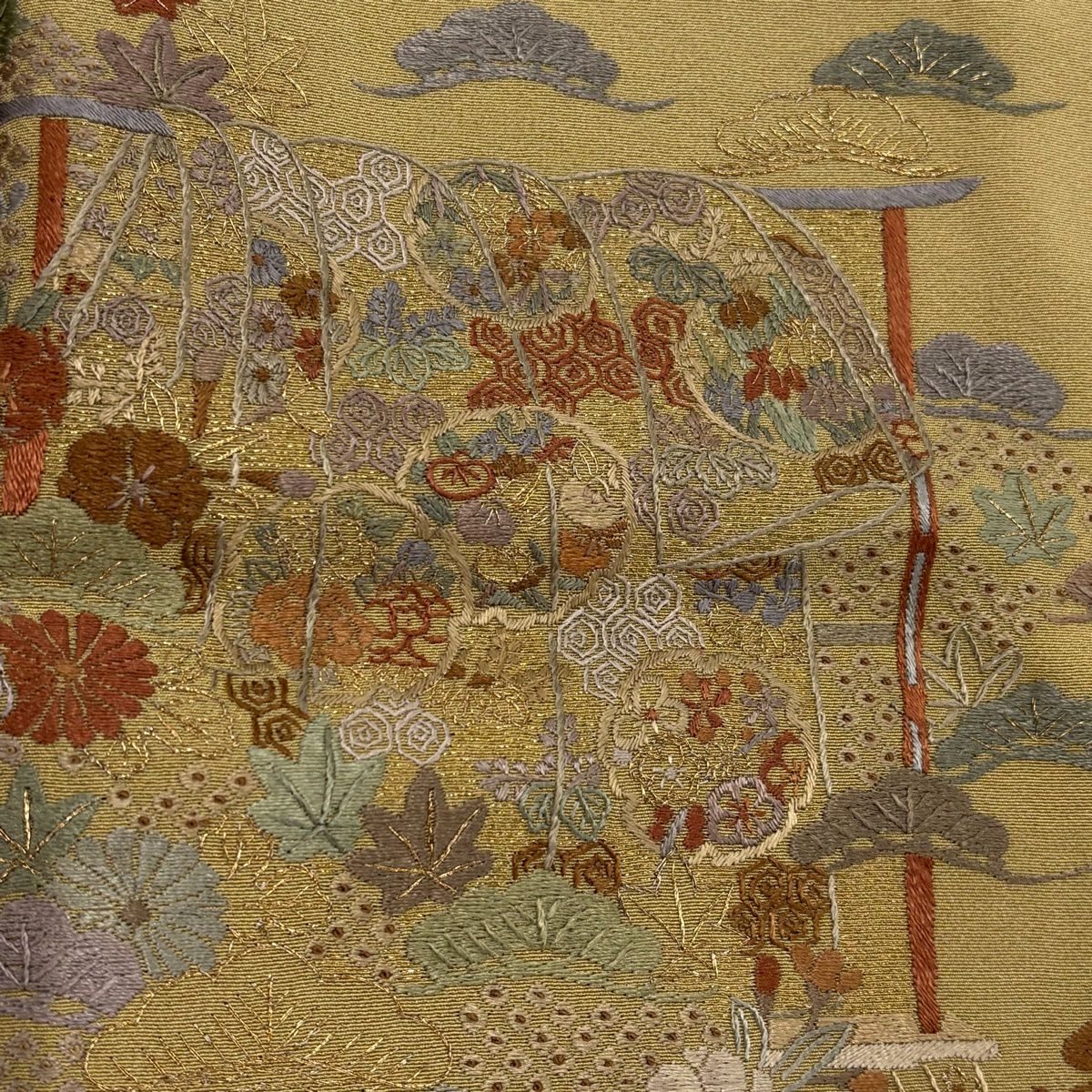 【美品】訪問服 身長157cm 袖長65cm M 雙層 誰袖 草花紋紋 金彩裝飾 刺繡 淡黃土色 純蠶絲 名品級