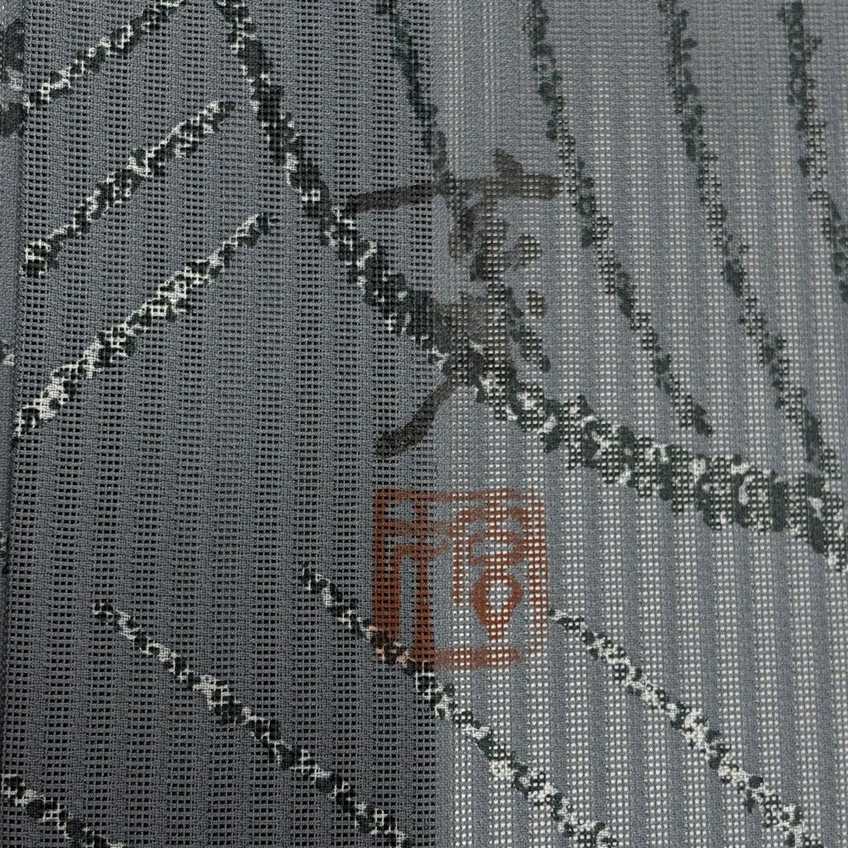 【美品】 小紋 身長159cm 袖長61.5cm S 薄物 大久保玄才 落款あり 波 幾何學圖案 灰 純蠶絲 名品級