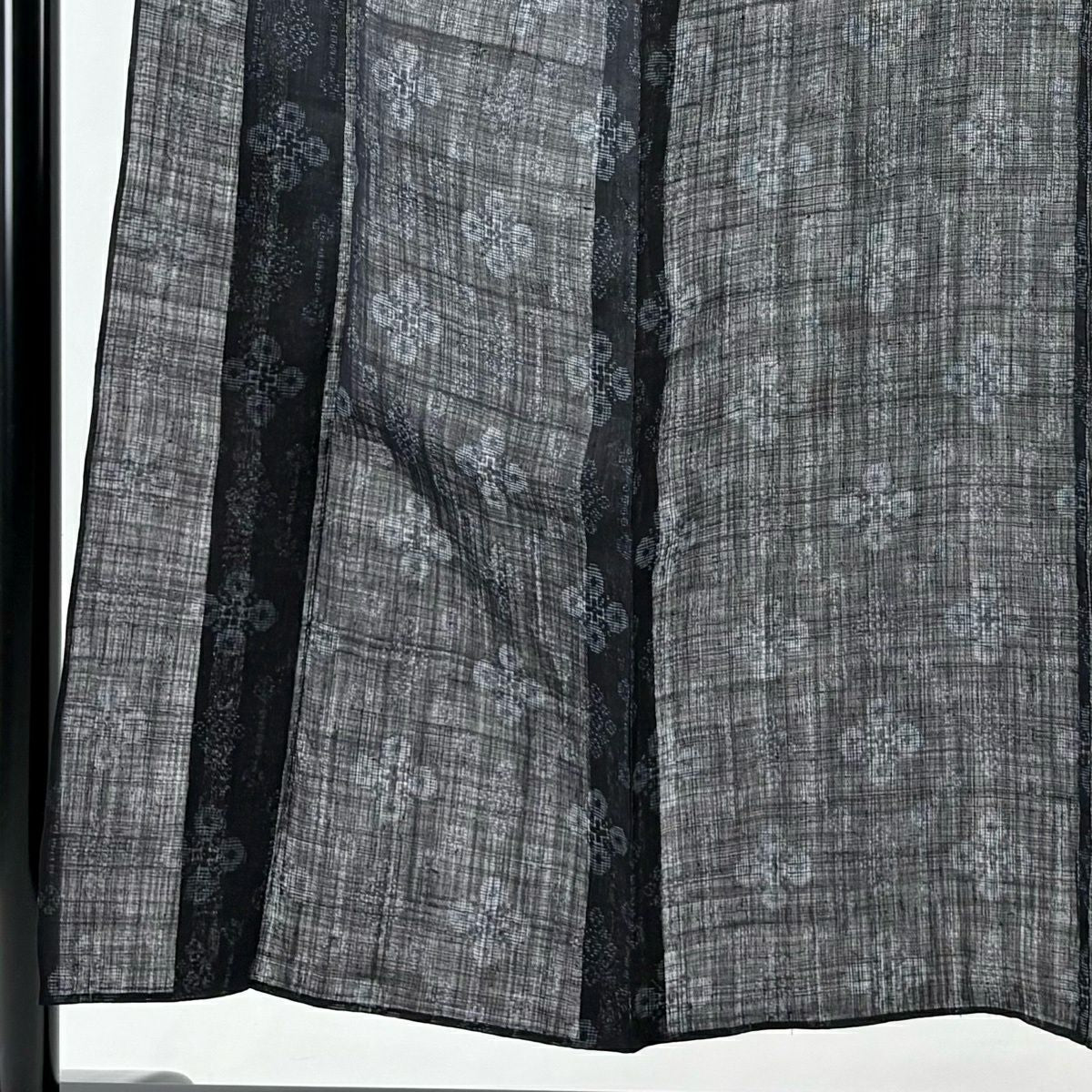 【美品】 紬織 身長151cm 袖長63.5cm S 薄物 夏紬織地 巴衿 花 幾何學 黑 純蠶絲 名品級