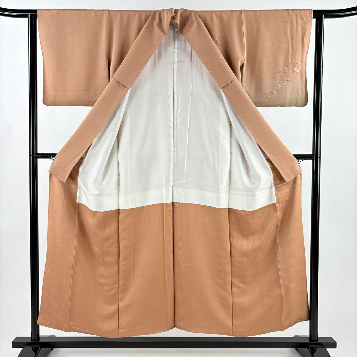 【美品】 付下 身長152cm 袖長62cm S 雙層 コシノアヤコ 落款あり 建物 草花紋 金銀彩 刺繡 茶 純蠶絲 名品級 一つ紋