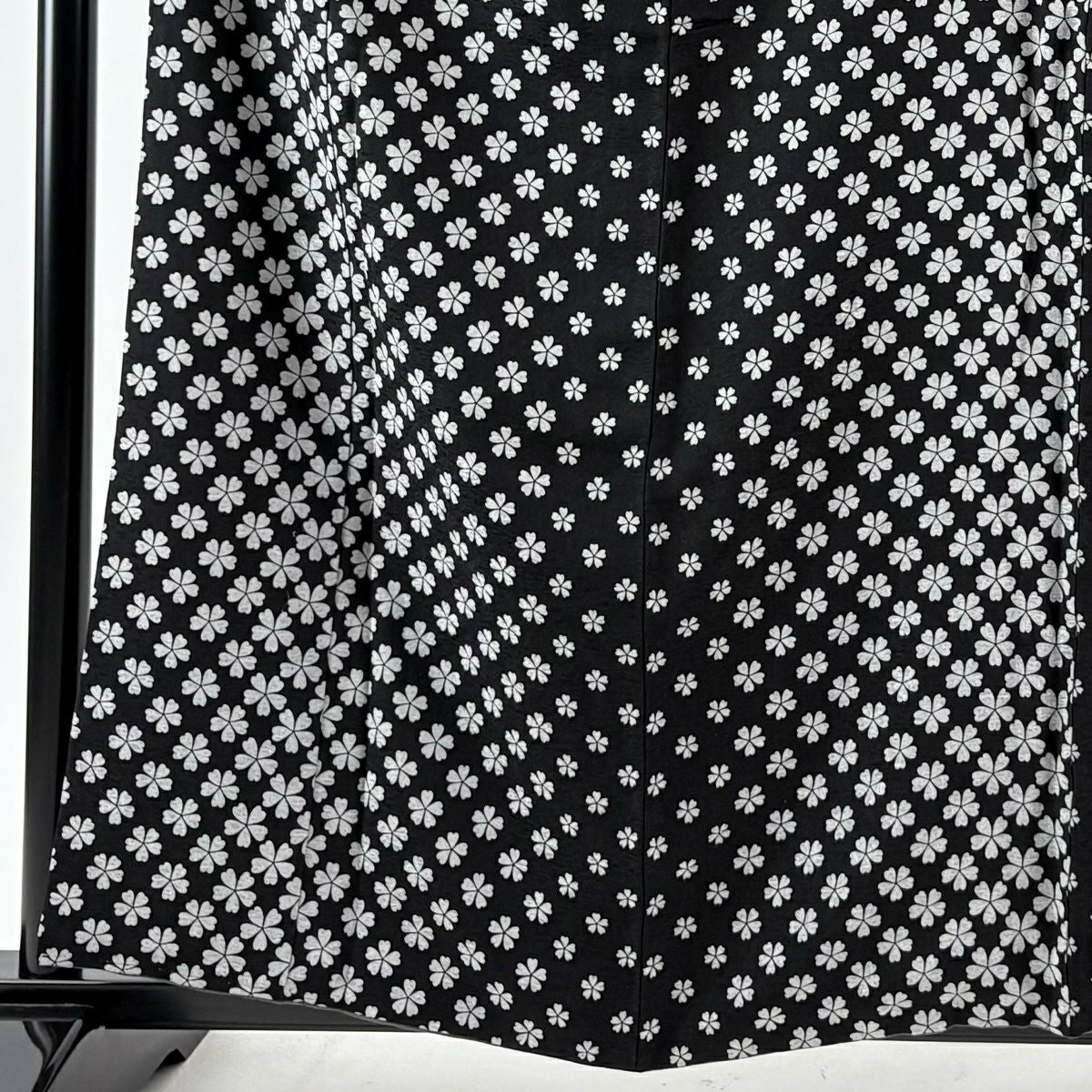 【美品】 小紋 身長157cm 袖長64.5cm M 雙層 斉藤三才 落款あり 櫻花 地紋 黑 純蠶絲 名品級