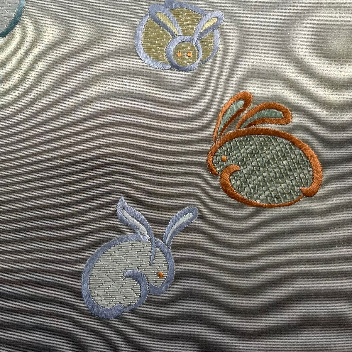 【美品】名古屋帶 秀品級 關西仕立 單層 兔子 金金箔 刺繡 青灰色 純蠶絲