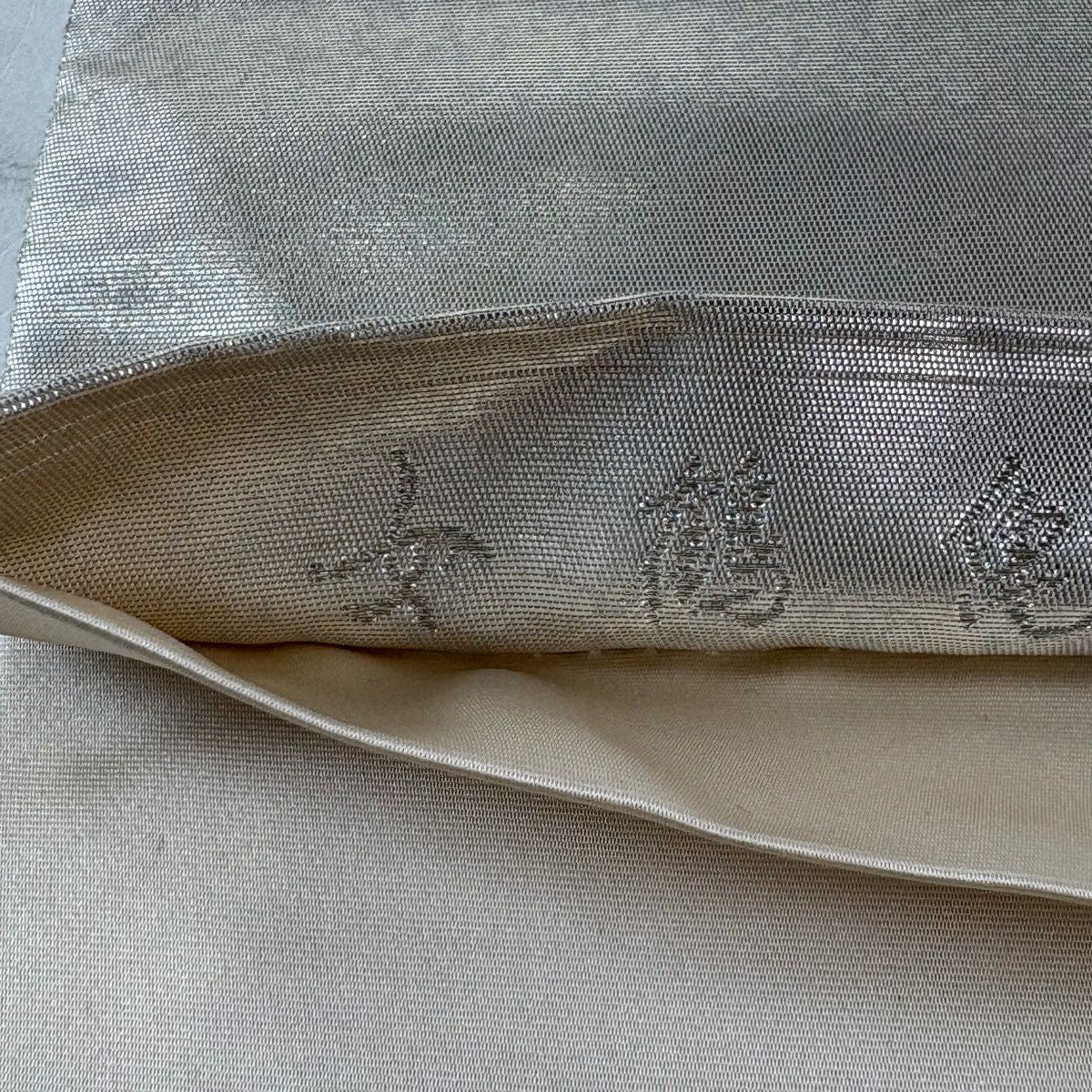 【美品】 袋帶 名品級 加納幸 落款あり 瀞金錦 童 銀色 お太鼓柄 純蠶絲