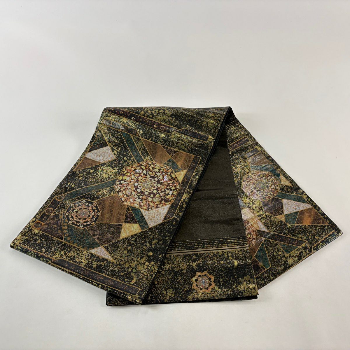 【美品】 袋帶 名品級 鏡裏文 草花紋紋 金金箔 金銀彩 金色 お太鼓柄 純蠶絲