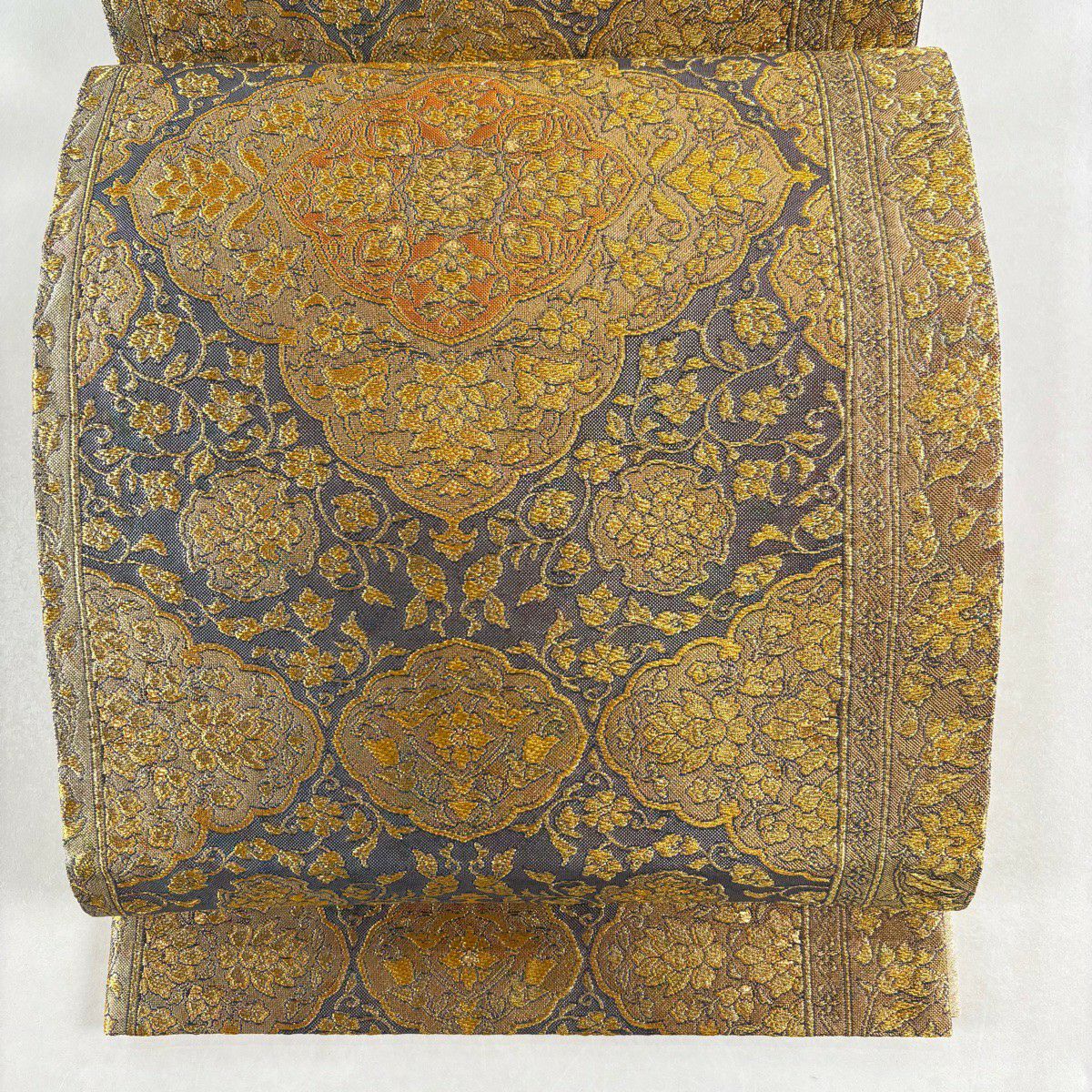 【美品】 袋帶 名品級 花菱 花唐草紋 金金箔 金色 六通 純蠶絲
