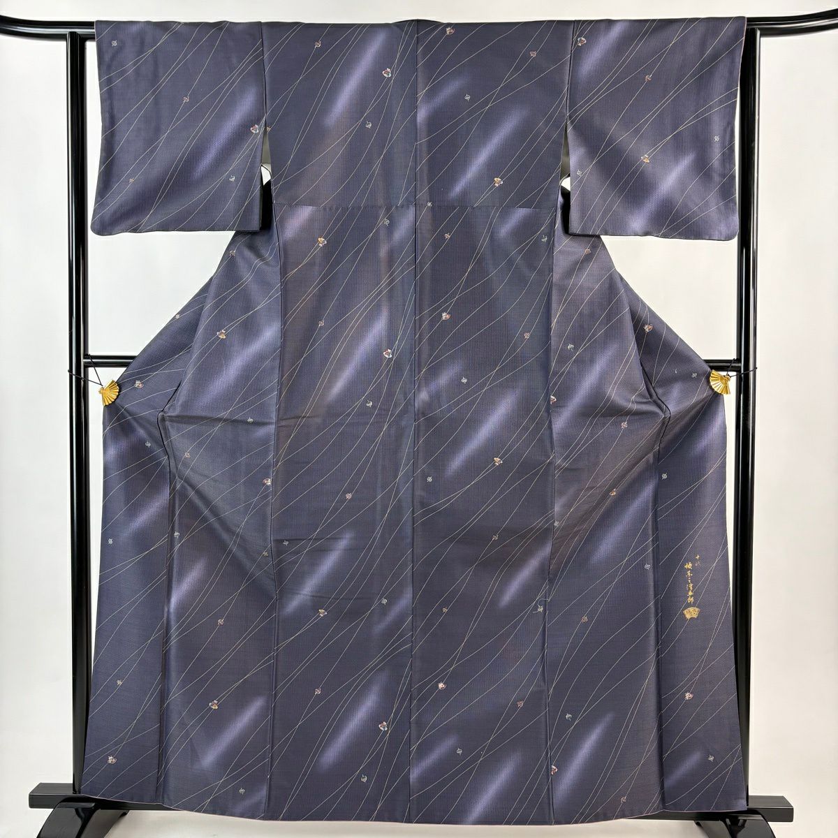 【美品】 小紋 身長162.5cm 袖長62cm S 雙層 坂東三津五郎 落款あり 獨樂 凧 漸層 紫 純蠶絲 名品級