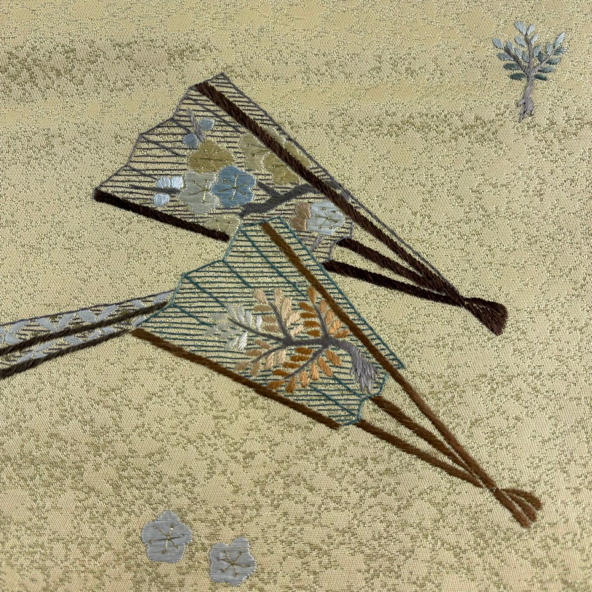 【美品】 名古屋帶 秀品級 扇子子 枝梅花 刺繡 金通 純蠶絲