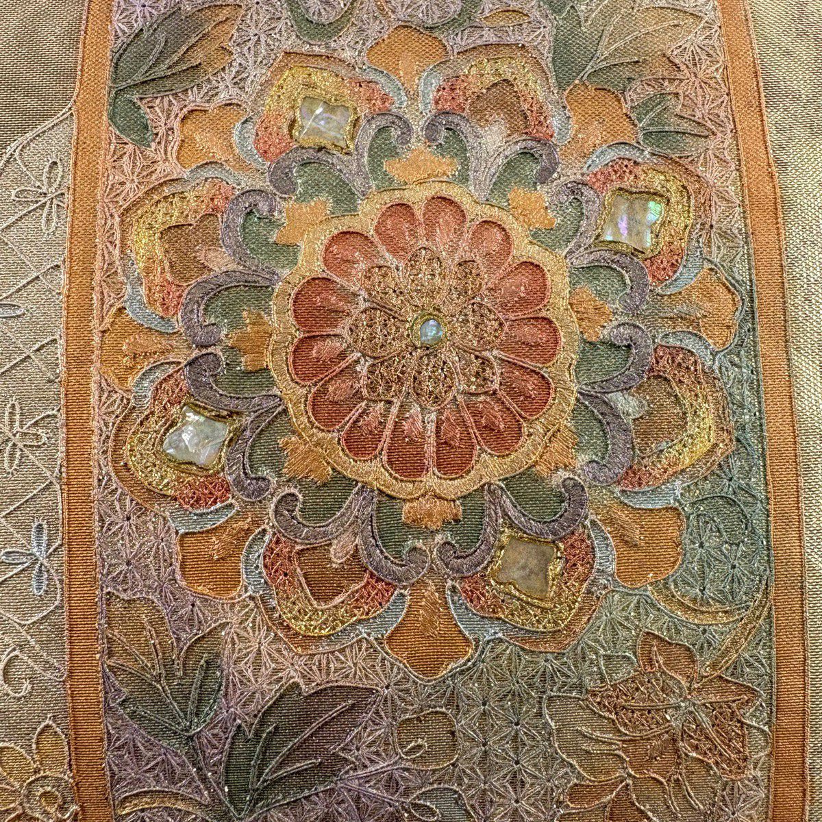 【美品】 袋帶 秀品級 關西仕立 華紋 鳥 螺鈿 金金箔 金色 大鼓圖案 純蠶絲