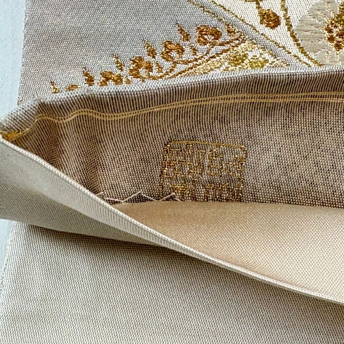 袋帶 名品級 じゅらく 落款あり 華紋 花唐草紋 金糸 金金箔 灰茶 お太鼓柄 純蠶絲