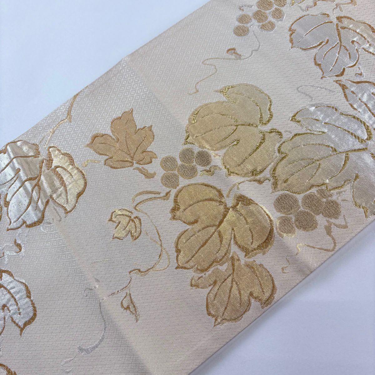 【美品】 袋帶 名品級 葡萄唐草紋 金絲 金金箔 米色 六通 純蠶絲