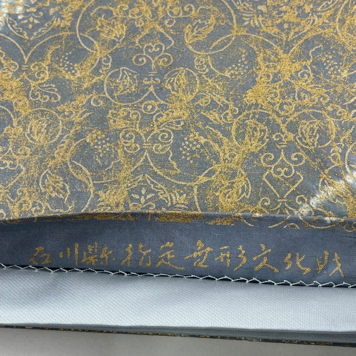 【美品】 袋帶 逸品級 落款 牛首紬織織 華紋 葡萄唐草紋 金銀彩 絞染 灰色 全通 純蠶絲