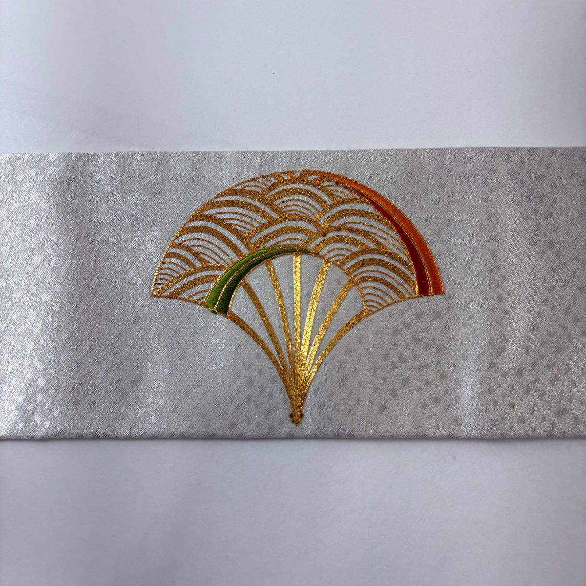 【美品】 名古屋帶 優品級 扇子形 青海波 金絲 刺繡 銀 純蠶絲