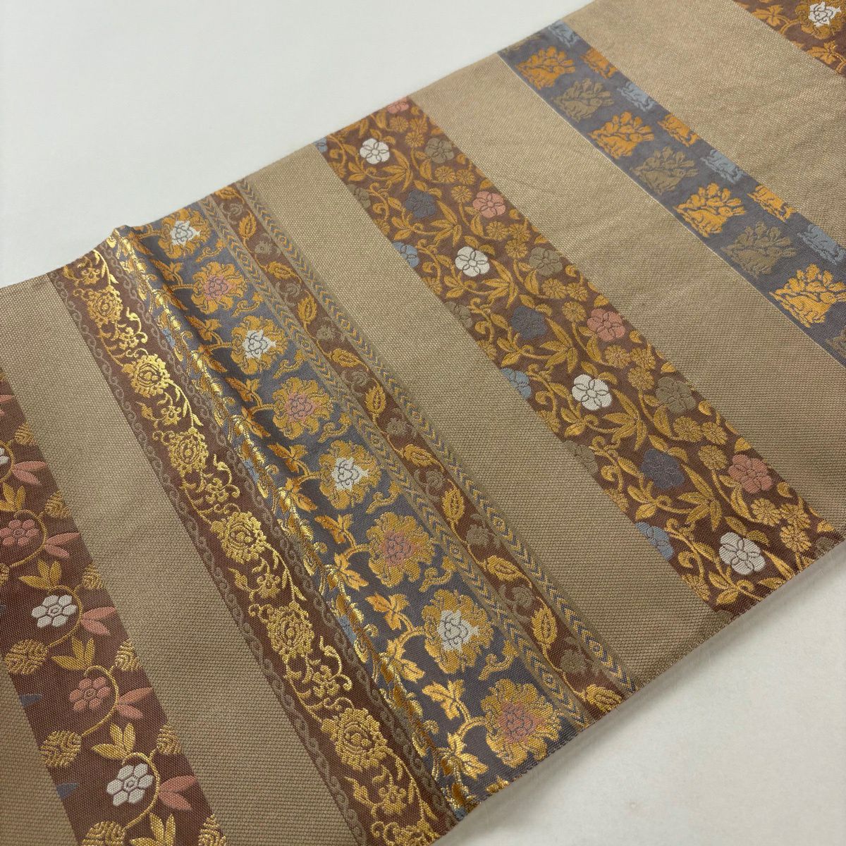 【美品】 袋帶 秀品級 花唐草紋 笹蔓 金金箔 灰茶 六通 純蠶絲