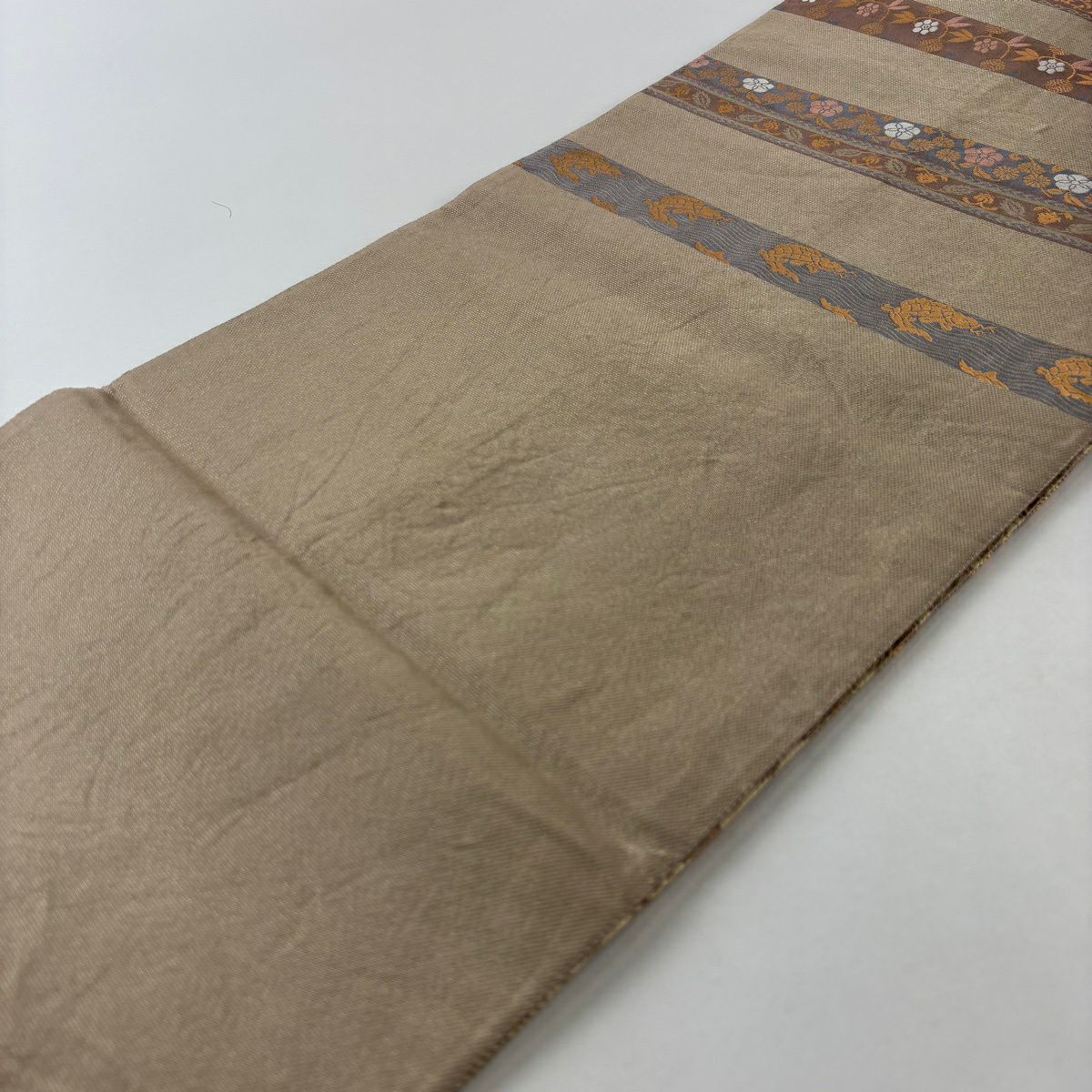 【美品】 袋帶 秀品級 花唐草紋 笹蔓 金金箔 灰茶 六通 純蠶絲