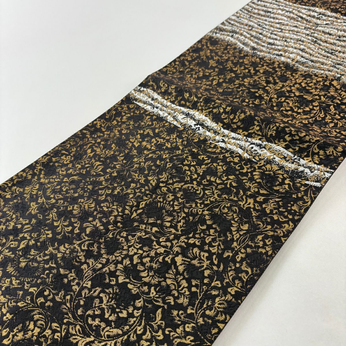 【美品】 袋帶 秀品級 波 花唐草紋 金銀彩 金金箔 黑 六通 純蠶絲