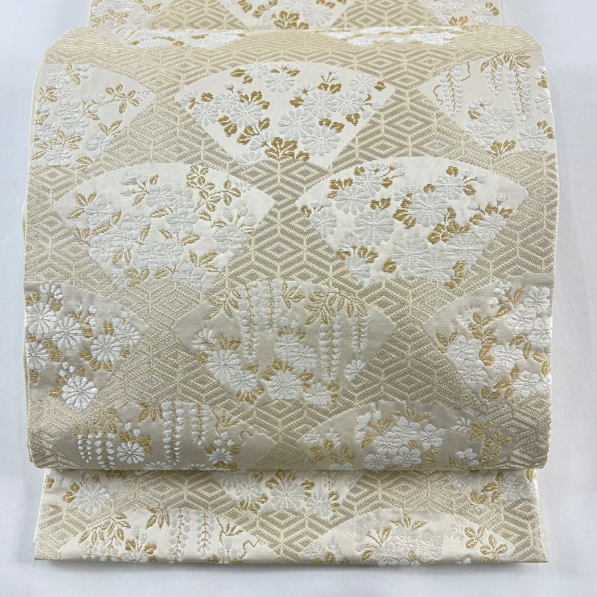 【美品】 袋帶 秀品級 扇子面 草花紋 金糸 金金箔 米色 六通 純蠶絲