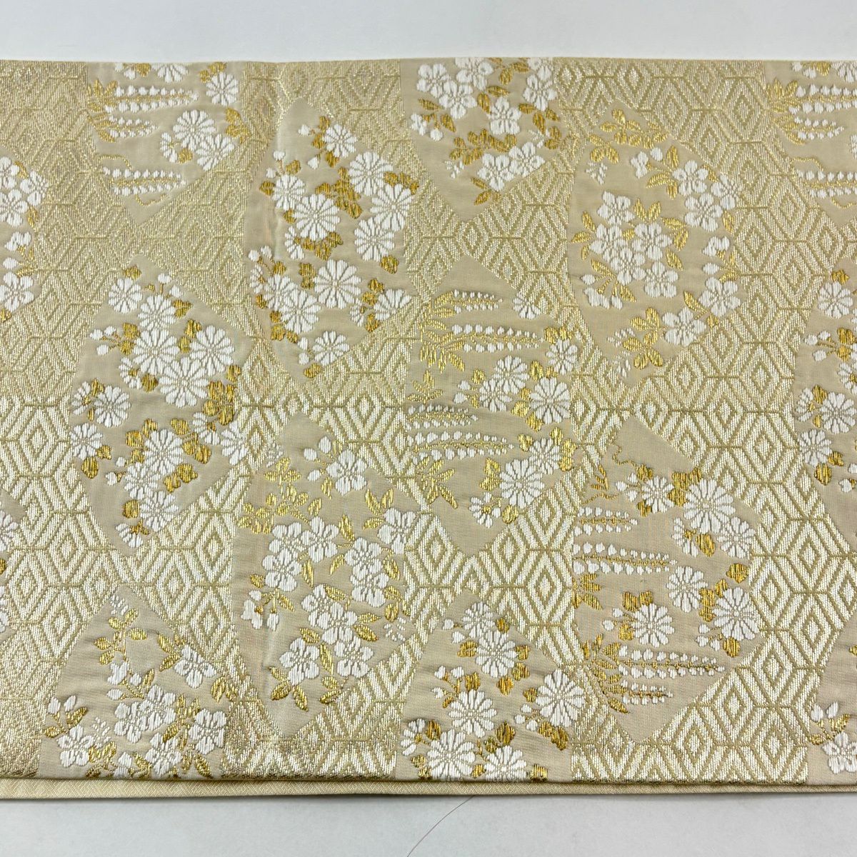 【美品】 袋帶 秀品級 扇子面 草花紋 金糸 金金箔 米色 六通 純蠶絲