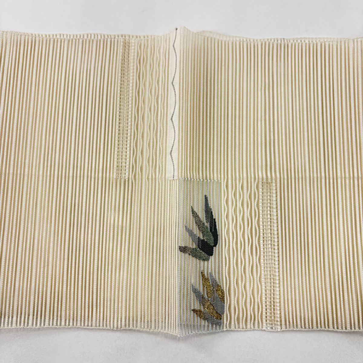 【美品】名古屋帶 秀品級 夏帶 絽 八寸名古屋帶 松樹葉仕立 葉 縞 金銀彩 金金箔 米色 純蠶絲