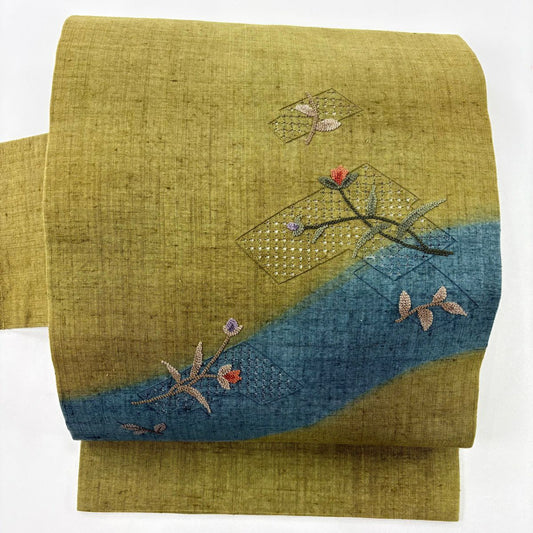 【美品】 名古屋帶 優品級 紬織織 草花紋紋 刺繡 鶯色 純蠶絲