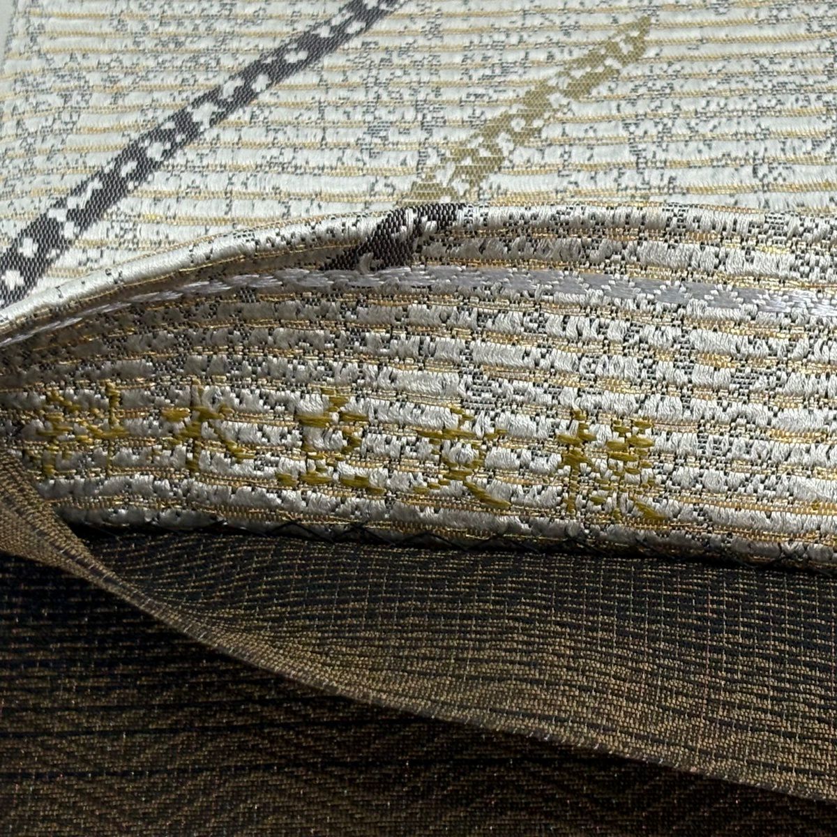 【美品】 袋帶 名品級 千年杉染 斜木立紋 金金箔 米色 六通 純蠶絲